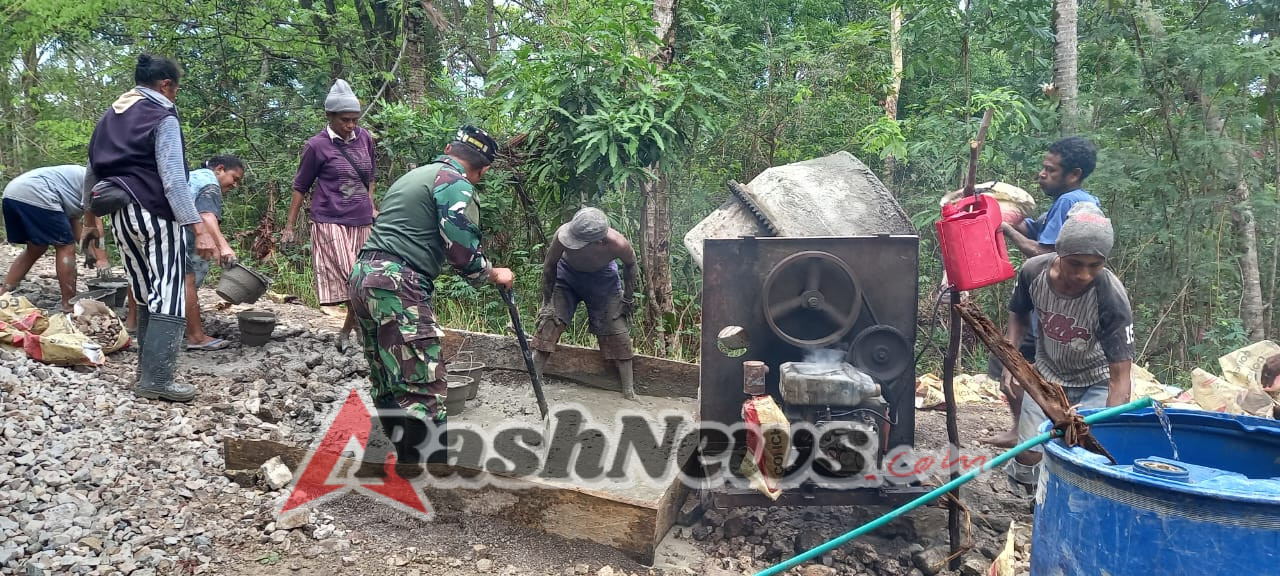 Sinergi Babinsa dan Warga TTS: Jalan Rabat Desa Noemeto Dibangun Lewat Semangat Gotong Royong