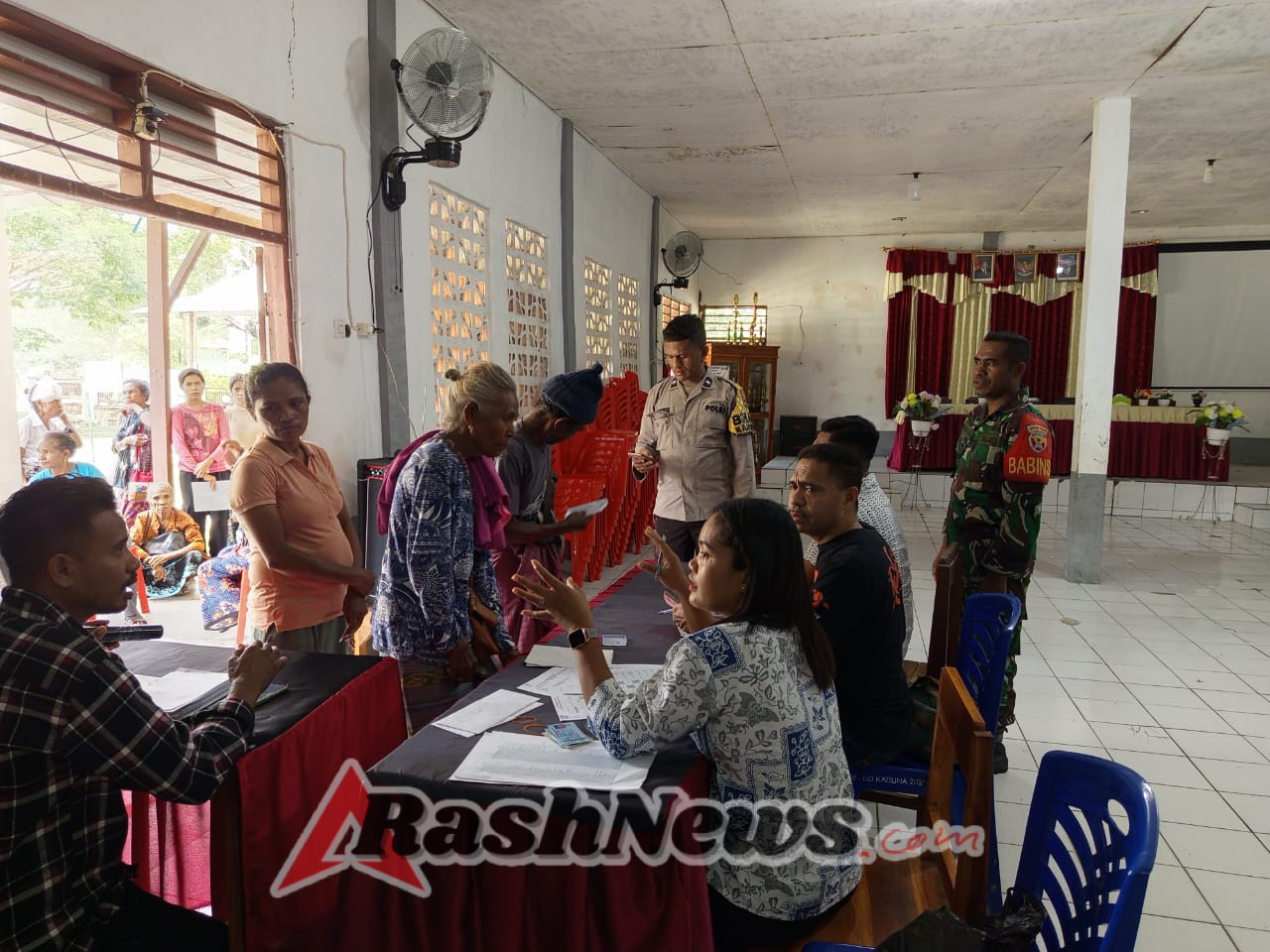 Babinsa Dampingi Penyaluran Bantuan Program Keluarga Harapan (PKH) Kepada Masyarakat