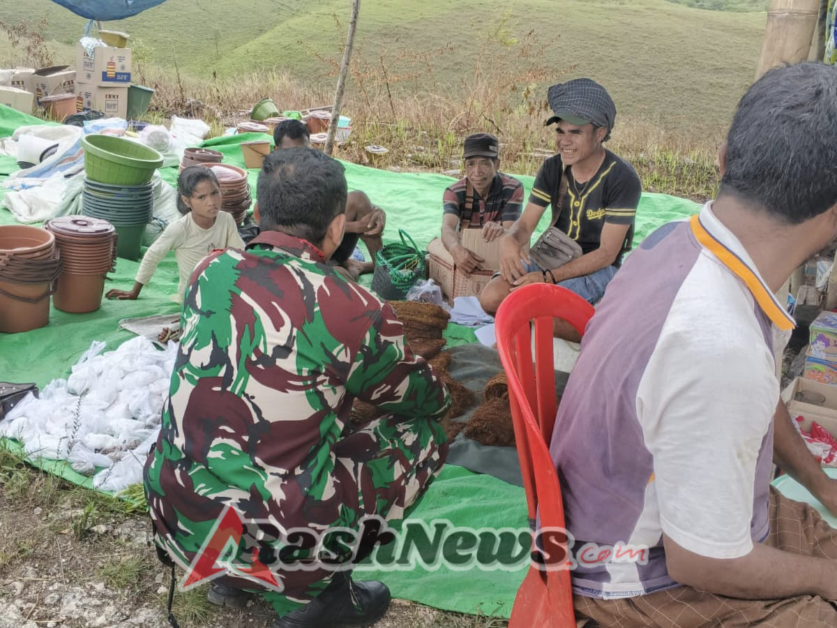 Sertu Sukarman Jalin Silaturahmi dengan Pedagang Pasar Maradesa