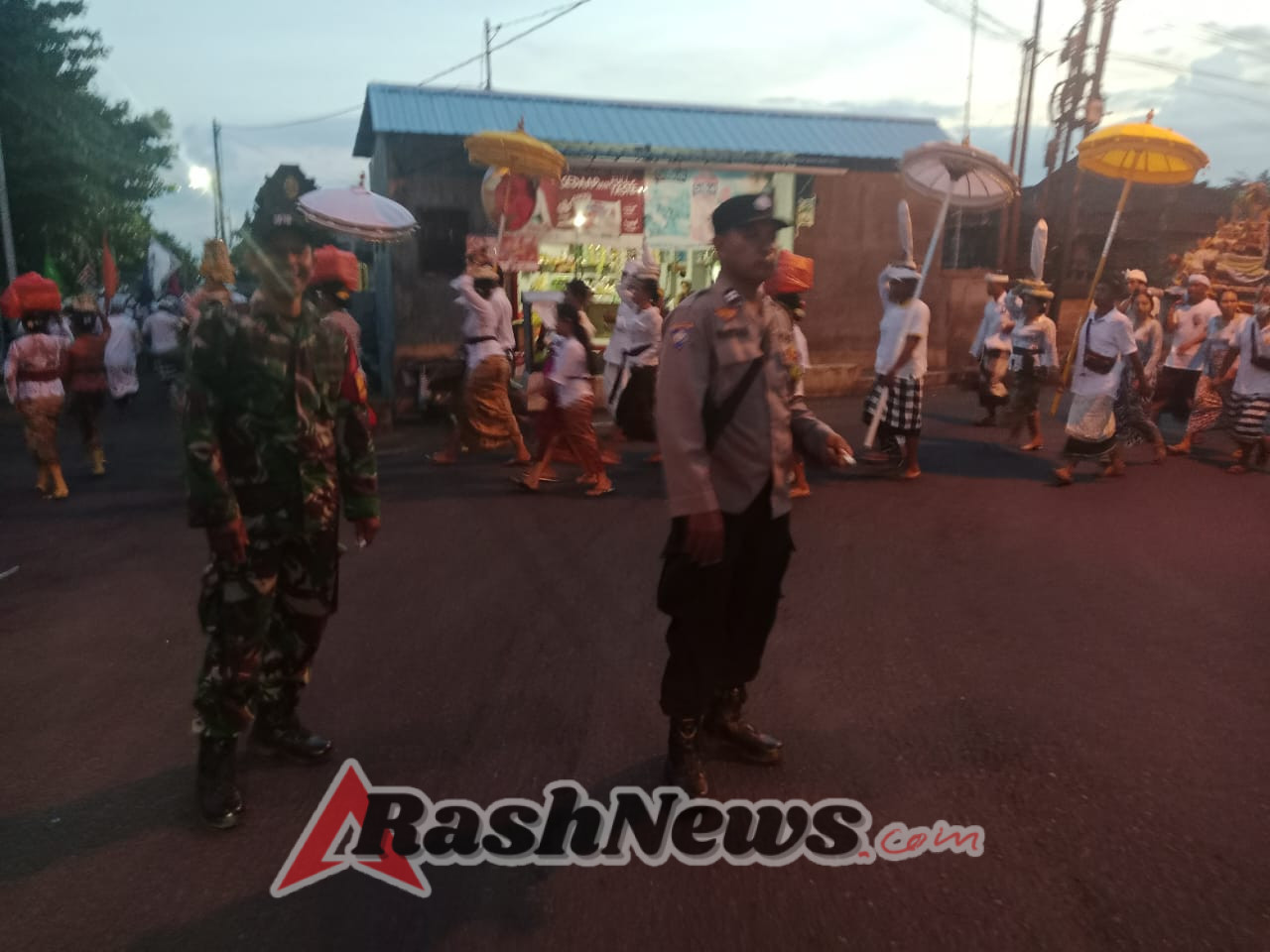 Berjalan Aman Dan Lancar, Babinsa Tojan Apresiasi Dukungan Seluruh Pihak Sukseskan Karya Di Pura Watu Klotok