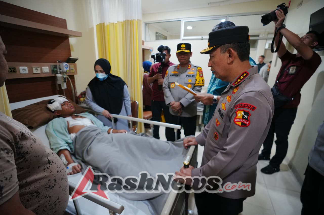 Kapolri Listyo Sigit Kunjungi Korban Ledakan SMAN 72 di RSI Cempaka Putih