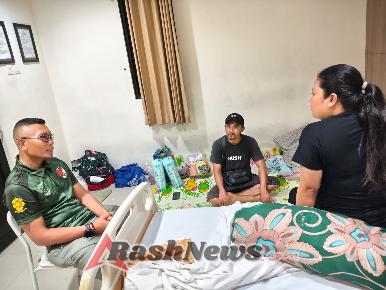 Wujud Perhatian, Dandim Klungkung Gelar Kunjungan Sosial Di Rumah Sakit  Permata Hati  Dandim Klungkung Kunjungi Istri Prajurit Pasca Melahirkan  Kunjungi Istri Prajurit Pasca Melahirkan, Dandim Klungkung Sampaikan Doa Dan Selamat   Jenguk Istri Prajurit Melahirkan, Letkol Sidik Pramono Tunjukkan Kepedulian Kuatkan Silahturahmi  Klungkung, – Sejak menerima kepercayaan menjadi Dandim 1610/Klungkung pada bulan Juli lalu, Letkol Kav Sidik Pramono, S.Sos., M.M., M.Han selalu menekankan kepada keluarga besar Kodim Klungkung untuk meningkatkan rasa empati, kepedulian serta tebar kebaikan.   Penekanan tersebut menjadi komitmen yang terus dipegang pucuk pimpinan di Kodim 1610/Klungkung ini melalui aksi nyata baik dalam kedinasan maupun kehidupan sehari-hari.  Seperti halnya kali ini, komitmen itupun kembali ditunjukkan Dandim Letkol Kav Sidik Pramono, S.Sos., M.M., M.Han dengan melaksanakan kunjungan sosial pada Sabtu ( 08/11/25 ).  Kunjungan sosial tersebut digelar Dandim saat menjenguk istri dari Pelda Nengah Suindrawan pasca melahirkan melalui operasi caesar di Rumah Sakit  Permata Hati.   Dalam kunjungannya, Dandim 1610/Klungkung Letkol Kav Sidik Pramono, S.Sos., M.M., M.Han menjelaskan bahwa kehadirannya ini sudah menjadi kewajiban seorang pimpinan untuk memastikan kesehatan personel dan keluarganya.  Sebagai Dandim, dirinya telah berkomitmen  akan selalu ada di tengah-tengah personel dan keluarganya dalam situasi dan kondisi apapun. Kunjungan ini juga menjadi upaya dirinya untuk selalu menjaga silahturahmi dan kebersamaan bersama keluarga besar Kodim 1610/Klungkung.  Selamat kepada Pelda Nengah Sundriawan dan istri yang telah dianugerahi putra kedua dengan sehat dan selamat. Ini adalah kebahagiaan bagi kita semua. Semoga kelak menjadi anak yang taat kepada Tuhan dan kedua orang tua serta berguna bagi agama, keluarga, masyarakat dan bangsa,”imbuhnya.  Kehadiran Dandim menjadi kebahagiaan tersendiri bagi Pelda Nengah Sundriawan. Kebahagiaan itupun disampaikan Pelda Nengah dengan menyampaikan ucapan terima kasih.  Secara pribadi dan mewakili keluarga, saya mengucapkan terima kasih kepada Komandan atas waktu dan perhatiannya hadir untuk menjenguk kami.  Terima kasih pula atas doanya, semoga kehadiran dan doa Komandan akan menjadi berkah bagi putra kami,”tutupnya.. ( Pendim 1610/Klungkung ).