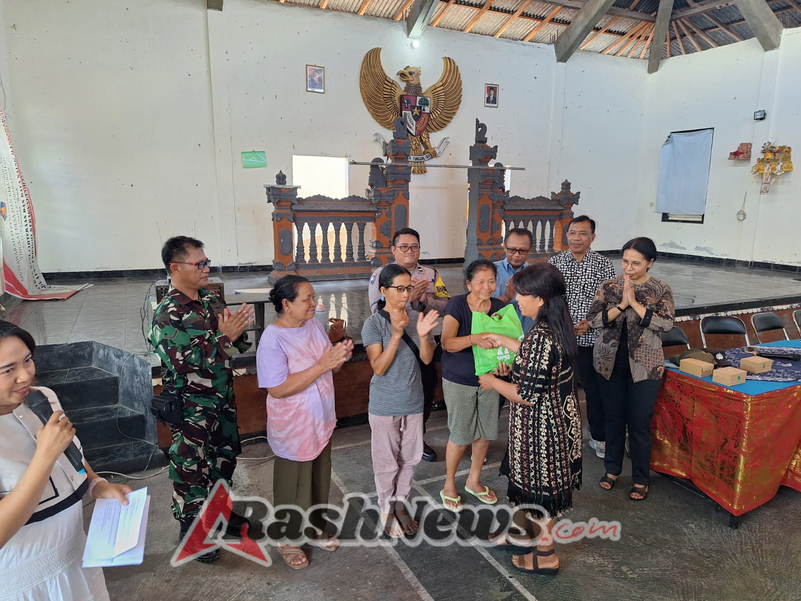 Semangat Kebersamaan dan Kasih Terpancar di HUT GPIB, Babinsa Turut Berbagi dengan Warga