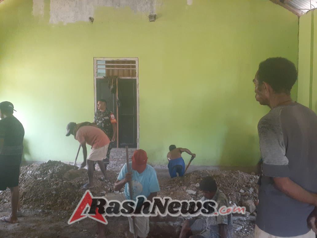 Babinsa Koramil 1618-02/Miobar Bantu Perbaikan Rumah Warga di Desa Haulasi