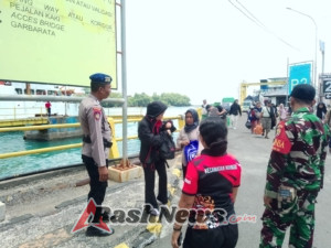Bersinergi dengan Instansi terkait Anggota Kodim 1623/Karangasem cek KTP Penumpang.