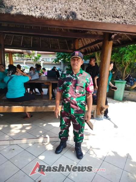 Babinsa  Desa Antiga Koramil 1623-05/Manggis Bersama Bhabinkamtibmas amankan Kegiatan Peringatan Hari Ikan Nasional ke- 12 di Pantai Labuan Amuk.