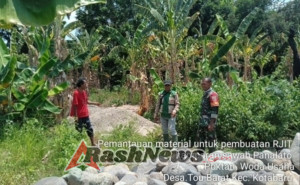 Babinsa Serka Densius Berno Turun ke Sawah, Dampingi Petani Bangun Saluran Irigasi