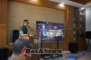 Babinsa Detusoko Laksanakan Komsos dan Pamwil di Desa Welamosa, Pastikan Keamanan Wilayah  Serda Fransiskus A. Moa Pantau Situasi dan Berikan Himbauan Warga Desa Welamosa  Kemanunggalan TNI-Rakyat, Babinsa Detusoko Jalin Komunikasi dengan Masyarakat Desa Welamosa  Babinsa Turun ke Desa, Ajak Warga Welamosa Waspada Cuaca dan Tetap Aman  Ende, — Babinsa Koramil 1602-03/Detusoko, Serda Fransiskus A. Moa, melaksanakan kegiatan Komunikasi Sosial (Komsos), Pengamanan Wilayah (Pamwil), dan Monitoring di Desa Welamosa, Kecamatan Wewaria, Kabupaten Ende, pada Minggu (9/11/2025) pukul 09.30 WITA hingga pukul 11.00 WITA.  Kegiatan ini merupakan bagian dari tugas pokok Babinsa sebagai ujung tombak TNI AD di tingkat desa, guna menjaga stabilitas keamanan wilayah serta mempererat hubungan dengan masyarakat. Serda Fransiskus memantau perkembangan situasi di wilayah binaan sekaligus memberikan rasa aman bagi warga setempat melalui kehadirannya di desa.  Dalam kesempatan tersebut, Babinsa juga memberikan imbauan kepada masyarakat agar tetap waspada terhadap perubahan cuaca yang tidak menentu, yang berpotensi menimbulkan bencana alam seperti banjir atau tanah longsor.  “Kehadiran Babinsa di tengah masyarakat bukan hanya untuk memantau keamanan, tetapi juga untuk memberikan rasa aman dan memperkuat kebersamaan agar warga selalu siap menghadapi berbagai situasi,” kata Serda Fransiskus.  Kegiatan Komsos dan Pamwil ini dihadiri oleh Babinsa Koramil 1602-03/Detusoko dan warga Desa Welamosa. Selama kegiatan, Babinsa mendengarkan aspirasi masyarakat, memantau kondisi wilayah, serta memberikan himbauan keamanan dan kesiapsiagaan menghadapi cuaca ekstrem.  Masyarakat menyambut positif kehadiran Babinsa, merasa diperhatikan, dan semakin yakin bahwa TNI hadir di tengah-tengah mereka untuk membantu mengatasi kesulitan sehari-hari.  Kegiatan berlangsung aman, tertib, dan lancar hingga selesai. Kegiatan ini menegaskan peran Babinsa dalam memperkuat kemanunggalan TNI-Rakyat sekaligus mendukung terciptanya lingkungan yang aman dan nyaman di wilayah binaan.  (Penulis: Pendim 1602/Ende)