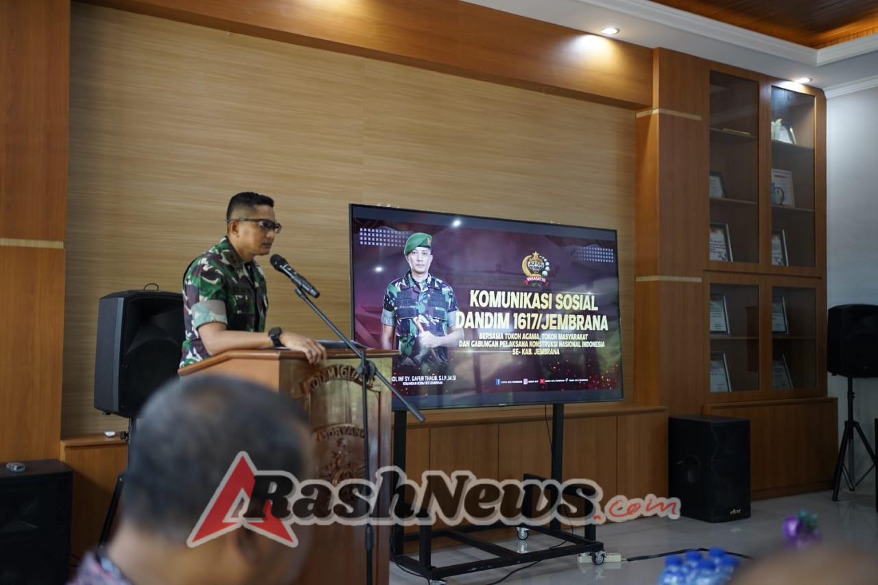 Babinsa Detusoko Laksanakan Komsos dan Pamwil di Desa Welamosa, Pastikan Keamanan Wilayah  Serda Fransiskus A. Moa Pantau Situasi dan Berikan Himbauan Warga Desa Welamosa  Kemanunggalan TNI-Rakyat, Babinsa Detusoko Jalin Komunikasi dengan Masyarakat Desa Welamosa  Babinsa Turun ke Desa, Ajak Warga Welamosa Waspada Cuaca dan Tetap Aman  Ende, — Babinsa Koramil 1602-03/Detusoko, Serda Fransiskus A. Moa, melaksanakan kegiatan Komunikasi Sosial (Komsos), Pengamanan Wilayah (Pamwil), dan Monitoring di Desa Welamosa, Kecamatan Wewaria, Kabupaten Ende, pada Minggu (9/11/2025) pukul 09.30 WITA hingga pukul 11.00 WITA.  Kegiatan ini merupakan bagian dari tugas pokok Babinsa sebagai ujung tombak TNI AD di tingkat desa, guna menjaga stabilitas keamanan wilayah serta mempererat hubungan dengan masyarakat. Serda Fransiskus memantau perkembangan situasi di wilayah binaan sekaligus memberikan rasa aman bagi warga setempat melalui kehadirannya di desa.  Dalam kesempatan tersebut, Babinsa juga memberikan imbauan kepada masyarakat agar tetap waspada terhadap perubahan cuaca yang tidak menentu, yang berpotensi menimbulkan bencana alam seperti banjir atau tanah longsor.  “Kehadiran Babinsa di tengah masyarakat bukan hanya untuk memantau keamanan, tetapi juga untuk memberikan rasa aman dan memperkuat kebersamaan agar warga selalu siap menghadapi berbagai situasi,” kata Serda Fransiskus.  Kegiatan Komsos dan Pamwil ini dihadiri oleh Babinsa Koramil 1602-03/Detusoko dan warga Desa Welamosa. Selama kegiatan, Babinsa mendengarkan aspirasi masyarakat, memantau kondisi wilayah, serta memberikan himbauan keamanan dan kesiapsiagaan menghadapi cuaca ekstrem.  Masyarakat menyambut positif kehadiran Babinsa, merasa diperhatikan, dan semakin yakin bahwa TNI hadir di tengah-tengah mereka untuk membantu mengatasi kesulitan sehari-hari.  Kegiatan berlangsung aman, tertib, dan lancar hingga selesai. Kegiatan ini menegaskan peran Babinsa dalam memperkuat kemanunggalan TNI-Rakyat sekaligus mendukung terciptanya lingkungan yang aman dan nyaman di wilayah binaan.  (Penulis: Pendim 1602/Ende)
