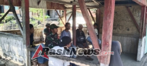 Babinsa Turun ke Dusun Lelu, Ajak Warga Tetap Aman dan Nyaman di Lingkungan Mereka