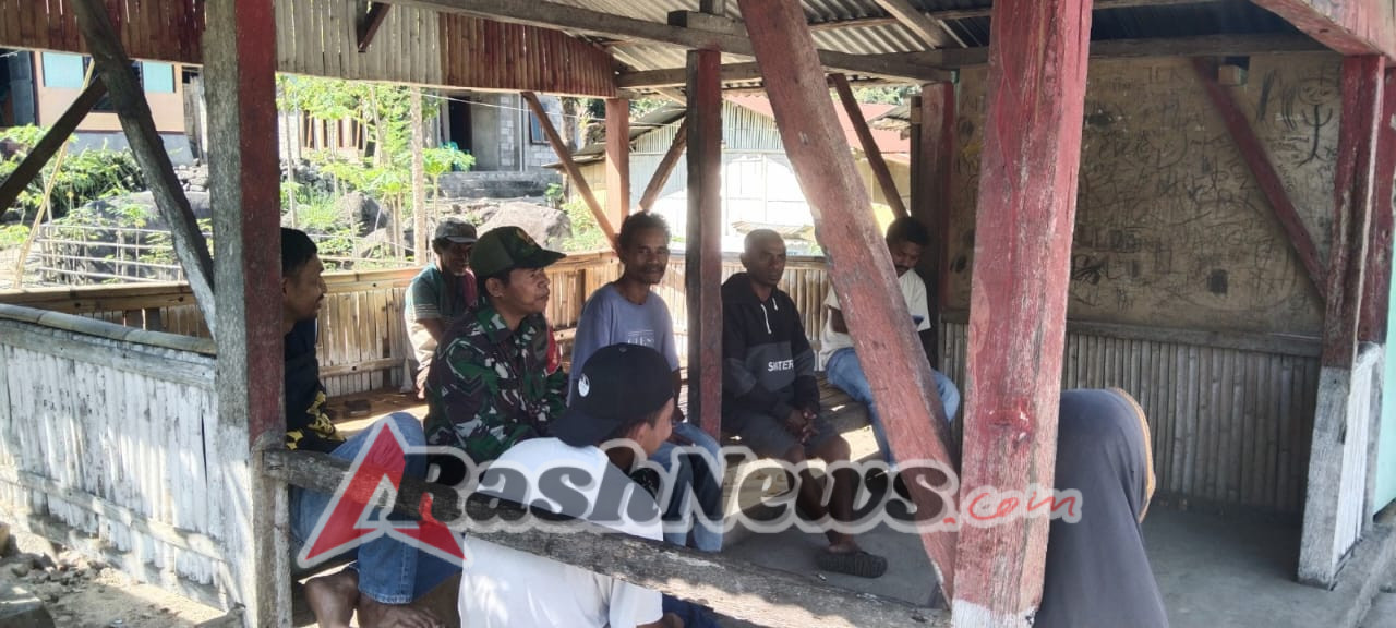 Babinsa Turun ke Dusun Lelu, Ajak Warga Tetap Aman dan Nyaman di Lingkungan Mereka