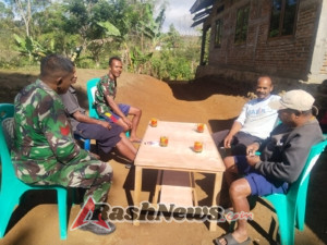 Babinsa Detusoko Laksanakan Komsos dan Pemantauan Wilayah di Desa Lisekuru  Kopka Edwin Deru Pay Pantau Situasi dan Himbau Warga Desa Lisekuru Menjaga Keamanan  Babinsa Hadir di Desa Lisekuru, Perkuat Kemanunggalan TNI dan Warga  Babinsa Detusoko Jalin Komunikasi dengan Warga, Wujudkan Rasa Aman di Desa Lisekuru  Ende, — Babinsa Koramil 1602-03/Detusoko, Kopka Edwin Deru Pay, melaksanakan kegiatan Komunikasi Sosial (Komsos) dan Pemantauan Wilayah di Desa Lisekuru, Kecamatan Lepembusu Kelisoke, Kabupaten Ende, pada Minggu (9/11/2025) pukul 09.00 WITA.  Kegiatan ini dilakukan sebagai bagian dari tugas pokok Satkowil sebagai ujung tombak TNI AD, dengan tujuan memantau perkembangan situasi dan kondisi keamanan wilayah binaan serta memberikan rasa aman bagi masyarakat setempat.  Selama kegiatan, Babinsa memberikan himbauan kepada warga untuk selalu menjaga keamanan dan ketertiban lingkungan. Kehadiran Babinsa juga memperkuat kemanunggalan TNI-Rakyat, sekaligus menumbuhkan kepercayaan masyarakat terhadap TNI yang selalu hadir di tengah mereka.  “Kami hadir di Desa Lisekuru untuk memantau keamanan sekaligus memberikan rasa aman kepada warga. Kehadiran Babinsa juga menumbuhkan kesadaran masyarakat dalam menjaga keamanan lingkungan,” ujar Kopka Edwin Deru Pay.  Kegiatan diikuti oleh Babinsa Koramil 1602-03/Detusoko dan masyarakat Desa Lisekuru. Kegiatan berlangsung aman, lancar, dan kondusif dengan cuaca cerah. Masyarakat menyambut baik kehadiran Babinsa dan mengapresiasi perhatian TNI terhadap keamanan wilayah mereka.  Kegiatan Komsos dan Pemantauan ini menegaskan peran Babinsa dalam menjaga kemanunggalan TNI-Rakyat, sekaligus memastikan desa binaan tetap aman, nyaman, dan kondusif.  (Penulis: Pendim 1602/Ende)