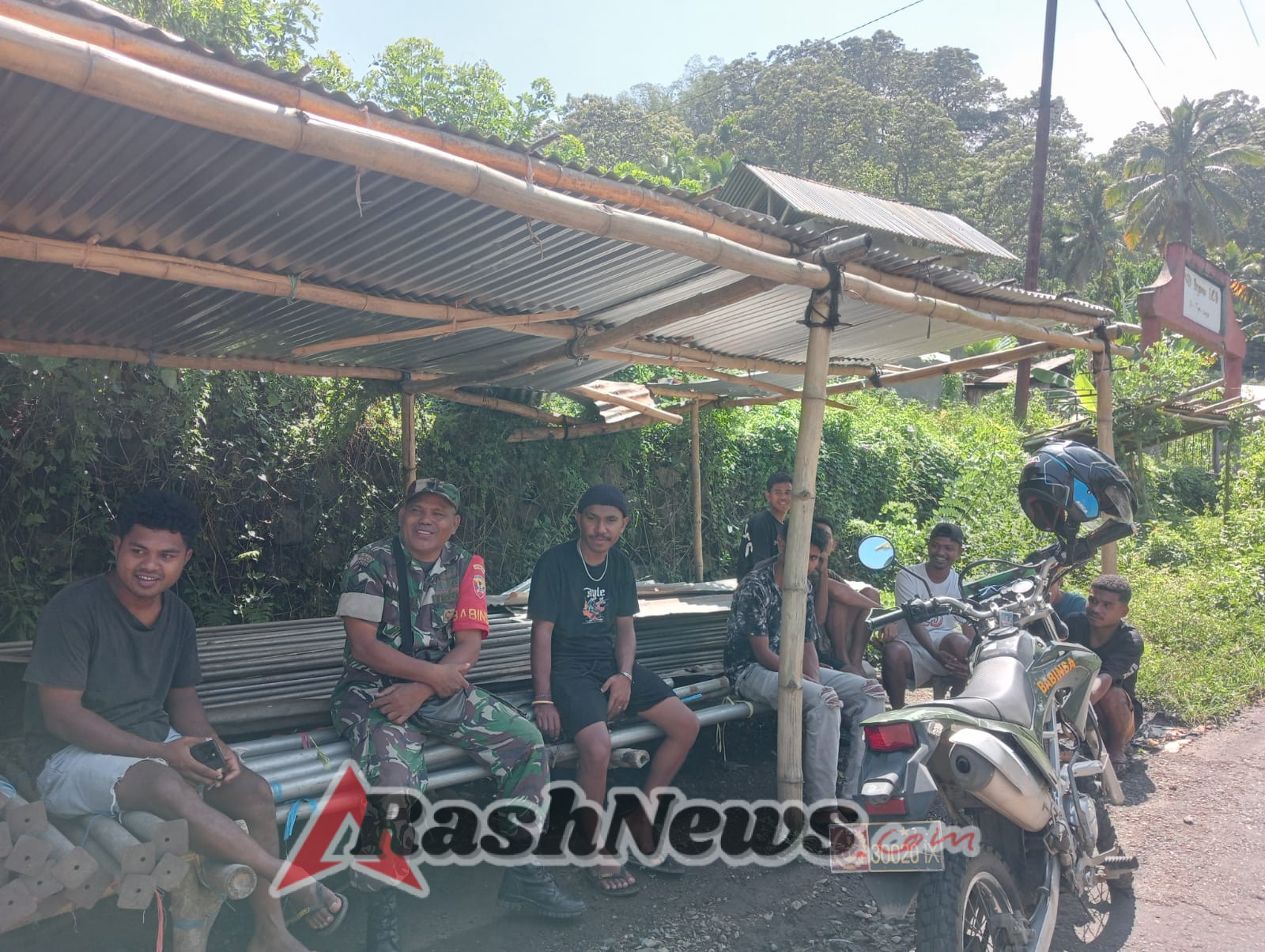 Babinsa Detusoko Jalin Komunikasi dengan Warga, Wujudkan Rasa Aman di Desa Sipi Jena