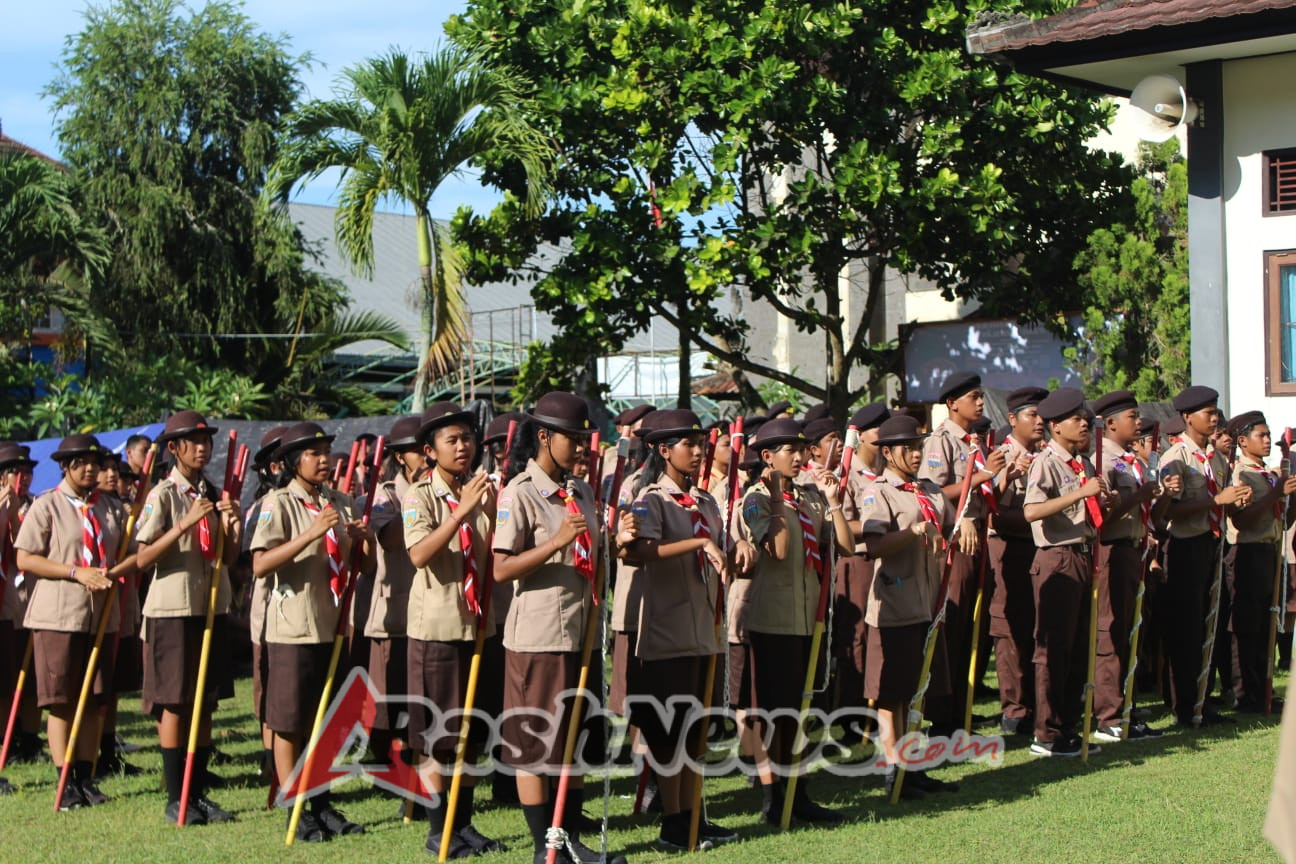Babinsa dan Bhabinkamtibmas Jembrana Kawal Penutupan Perkemahan Pramuka di SMK Negeri 3 Negara