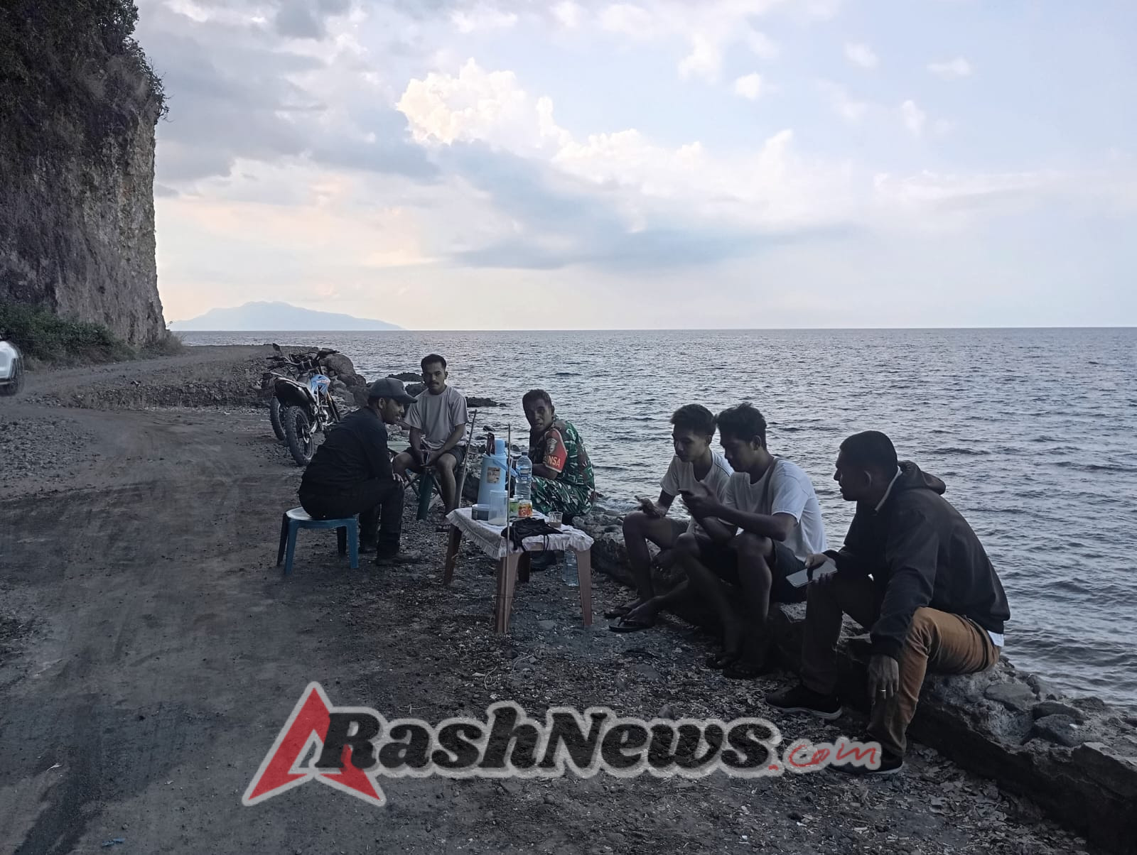 Babinsa Maurole Jalin Komunikasi dengan Warga, Wujudkan Rasa Aman di Desa Nuanaga