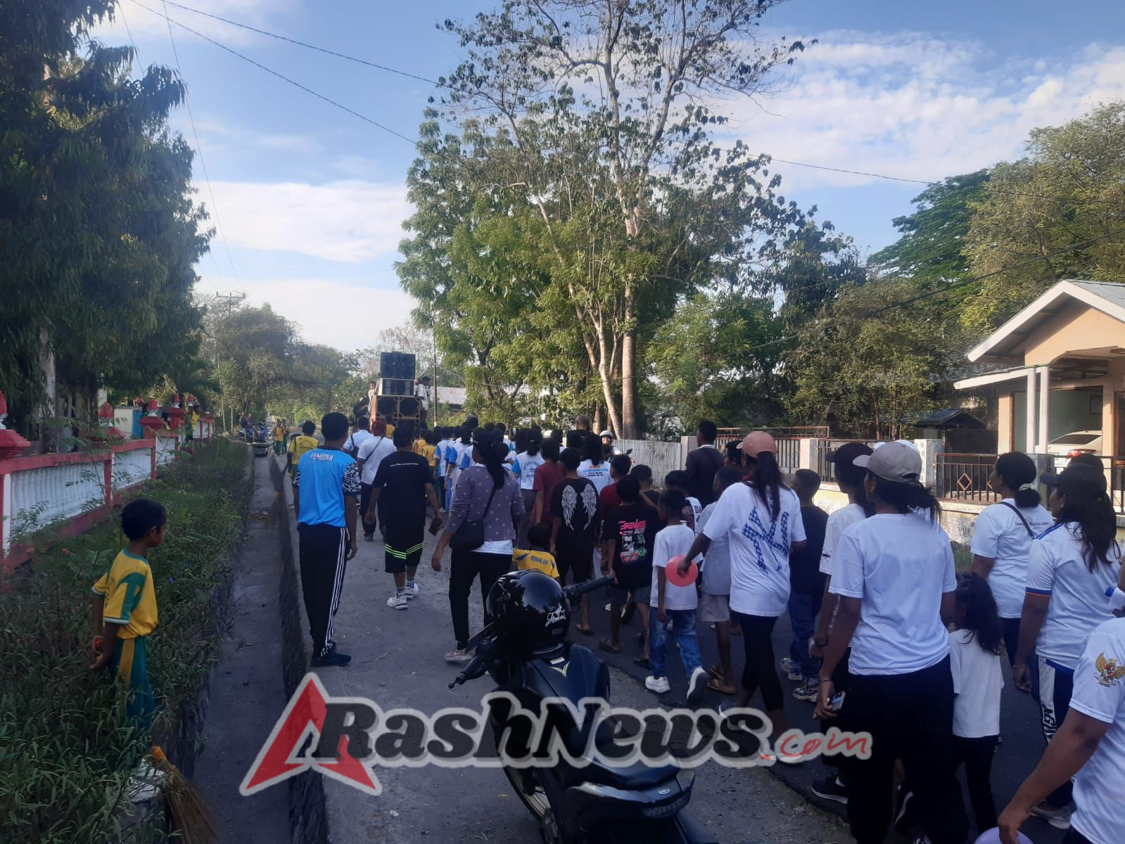 Babinsa koramil 1603-04/ kewapante Jaga Keamanan Jalan Sehat di Momen HUT Desa Watuliwung