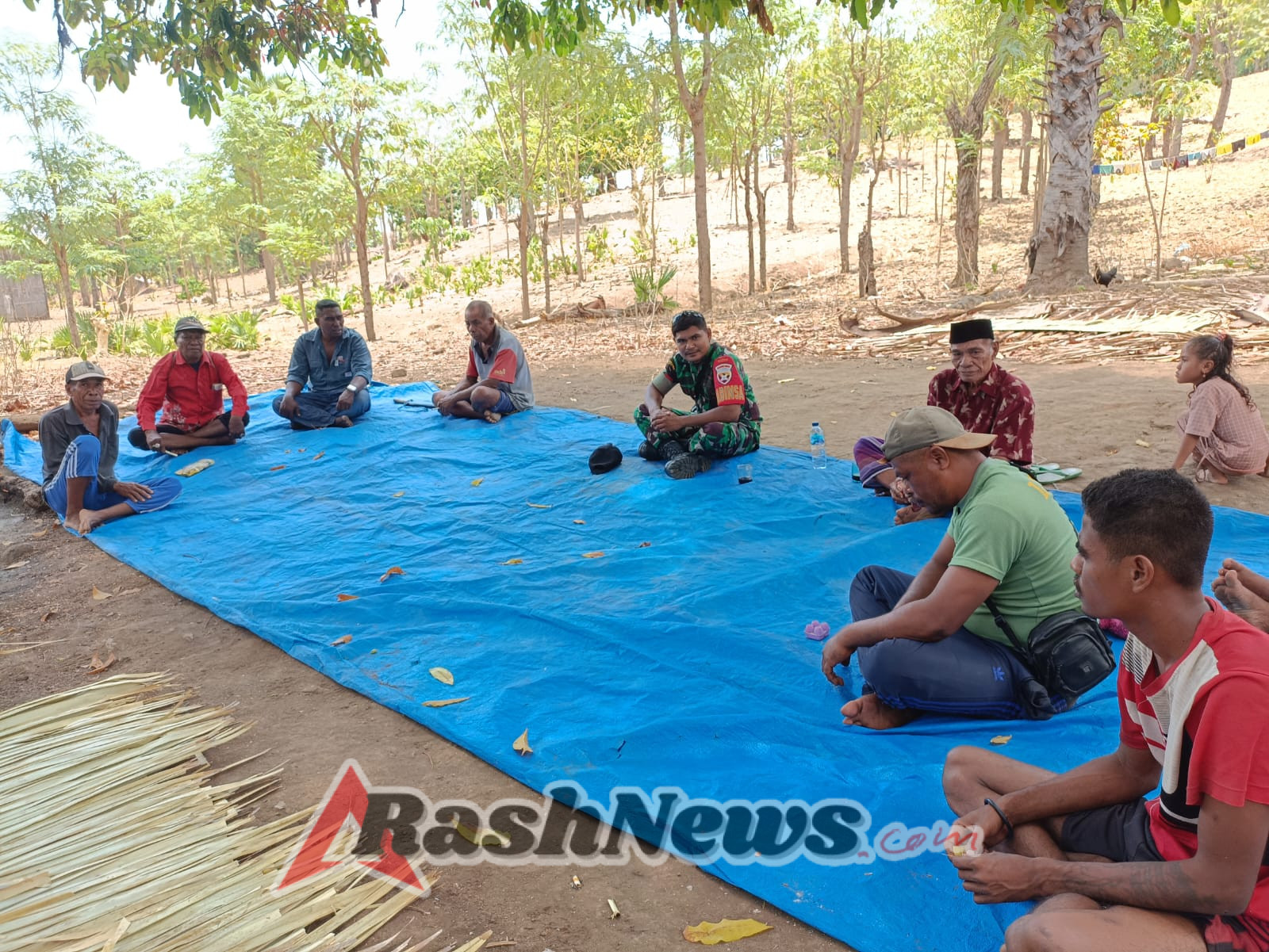 Babinsa dan Masyarakat Desa Rumang Bersinergi Ciptakan Lingkungan Aman dan Kondusif