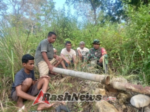 Gotong Royong Babinsa Karera Bersama Warga Pulihkan Akses Air Bersih di Ngadungala