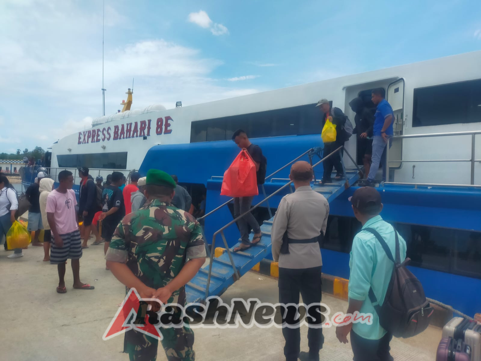 Sertu Delfi Amalo Laksanakan Monitoring Aktivitas Kapal Penumpang di Pelabuhan Ba’a