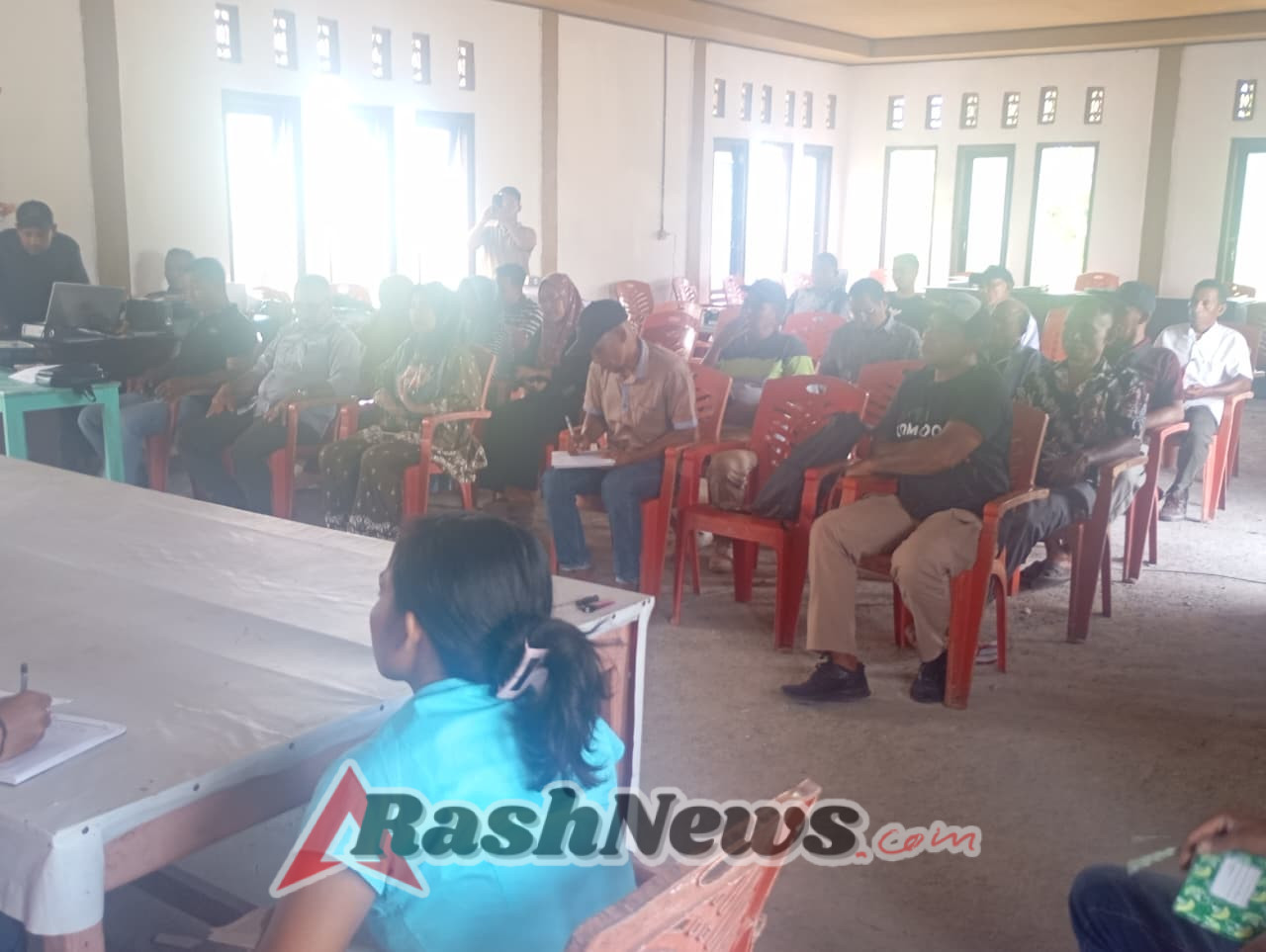 Babinsa dan Warga Desa Legu Bersatu Rancang Masa Depan Desa Lewat Musdes 2026  Demi Desa yang Maju dan Sehat, Babinsa Dampingi Warga Bahas RKPDes dan Rembuk Stunting  Kehadiran Babinsa di Musdes Legu Jadi Spirit Kebersamaan Warga  Sinergi TNI dan Masyarakat, Desa Legu Mantapkan Rencana Pembangunan 2026  Babinsa Koramil 1612-05/Satar Mese Hadiri Musdes Penetapan RKPDes 2026 di Desa Legu  Manggarai, 6 November 2025 — Dalam upaya mendukung transparansi dan partisipasi masyarakat dalam perencanaan pembangunan desa, Babinsa Koramil 1612-05/Satar Mese, Serka Wahidin dan Serka Gidion Idong, menghadiri Musyawarah Desa (Musdes) Penetapan Rencana Kerja Pemerintah Desa (RKPDes) Tahun Anggaran 2026 di Kantor Desa Legu, Kecamatan Satar Mese Utara, Kabupaten Manggarai.  Kegiatan Musdes tersebut sekaligus membahas beberapa agenda penting desa, di antaranya pembentukan Koperasi Desa Merah Putih, penguatan Program TEKAT, optimalisasi BUMDes, serta pelaksanaan Rembuk Stunting sebagai bagian dari upaya penanganan masalah gizi masyarakat.  Musdes dihadiri oleh Kepala Desa Legu beserta perangkatnya, Penjabat Desa Bangkaredeng, Ketua dan Anggota BPD, Koordinator dan Pendamping Program TEKAT Kecamatan Satar Mese, Pendamping Desa Legu, seluruh Ketua RT, tokoh masyarakat dan pemuda, ketua kelompok tani, serta pengurus KDMP, BUMDes, dan TEKAT.  Dalam kesempatan itu, Babinsa Serka Wahidin menegaskan pentingnya sinergi antara pemerintah desa, aparat teritorial, dan masyarakat dalam mewujudkan pembangunan yang berkelanjutan.  “Sebagai aparat kewilayahan, kami dari Koramil siap mendukung setiap program pembangunan yang berpihak pada kesejahteraan masyarakat. RKPDes ini harus menjadi pedoman nyata yang mampu menjawab kebutuhan warga, bukan sekadar dokumen administratif,” ujar Serka Wahidin.  Ia juga mengajak masyarakat untuk terus aktif dalam setiap tahapan perencanaan pembangunan agar hasilnya sesuai dengan aspirasi dan kebutuhan desa.  Sementara itu, perwakilan masyarakat Desa Legu, Yohanes Dahu, menyampaikan apresiasinya atas keterlibatan Babinsa dalam kegiatan Musdes tersebut.  “Kehadiran Babinsa memberi semangat bagi kami. Kami merasa didampingi dan diperhatikan, terutama dalam upaya membangun desa yang lebih maju dan mandiri,” ungkap Yohanes.  Musyawarah Desa berjalan dengan tertib dan lancar, mencerminkan semangat gotong royong dan kebersamaan seluruh elemen masyarakat Desa Legu dalam menyongsong pembangunan tahun 2026.