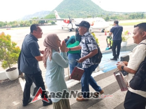 Wujud Sinergi dan Loyalitas, Dandim 1602/Ende Dampingi Langsung Danrem 161/Wira Sakti di Setiap Agenda Kunjungan  Danrem 161/Wira Sakti Kunjungi Ende, Dandim 1602/Ende Siap Dampingi Sepanjang Kegiatan  Pererat Soliditas Satuan, Dandim 1602/Ende Setia Dampingi Danrem 161/Wira Sakti Selama Lawatan di Ende  Dandim 1602/Ende Tunjukkan Dedikasi dan Kekompakan dengan Dampingi Danrem 161/Wira Sakti di Tiap Agenda Kunker  Ende, – Komandan Resor Militer (Danrem) 161/Wira Sakti, Brigjen TNI Hendro Cahyono, beserta rombongan melaksanakan kunjungan kerja di wilayah Kodim 1602/Ende, Minggu (9/11/2025). Kegiatan ini merupakan bagian dari agenda pembinaan satuan sekaligus mempererat sinergi antara TNI dan Pemerintah Daerah Kabupaten Ende. Minggu 9 November 2025  Rombongan Danrem tiba di Hotel Grand Wisata, Jalan Kelimutu, Kelurahan Kelimutu, Kecamatan Ende Tengah, sekitar pukul 07.00 Wita. Turut mendampingi dalam kegiatan tersebut Ibu Ketua Persit KCK Koorcab Rem 161 PD IX/Udayana, Ny. Kartika Hendro Cahyono, serta sejumlah pejabat Korem 161/Wira Sakti antara lain Kasi Ops Kolonel Inf Hendry Ginting, S.Sos., M.M., dan Kasi Ter Kolonel Inf Pedro Suarez Sarmento, beserta ibu-ibu Persit.  Dalam rangkaian kegiatan di Ende, Danrem bersama rombongan didampingi Dandim 1602/Ende, Letkol Inf Dwi Hari Wibowo, S.E., M.M.Si., melakukan kunjungan ke sejumlah lokasi bersejarah di Kota Ende, antara lain Rumah Pengasingan Bung Karno, Serambi Soekarno, serta Taman Renungan Bung Karno. Kunjungan tersebut dimaksudkan untuk meneladani semangat nasionalisme dan nilai perjuangan yang pernah digelorakan oleh Proklamator RI selama masa pengasingannya di Ende.  Turut hadir dalam kegiatan tersebut antara lain Wakil Bupati Ende, Dr. dr. Dominggus Minggu Mere, Kapolres Ende, AKBP I Gede Ngurah Joni M., S.H., S.I.K., M.H., perwakilan Kejaksaan Negeri Ende, Kasdim 1602/Ende Kapten Cba Yustamarjadi, S.Sos., Dansubdenpom Ende Kapten CPM Stefanus Kopong Ola, serta jajaran Persit KCK Cabang XIII Kodim 1602/Ende.  Usai berziarah dan meninjau sejumlah tempat bersejarah, rombongan melaksanakan makan siang di RM Tegal 2, sebelum kemudian bertolak menuju Bandara H. Hasan Aroeboesman Ende untuk kembali ke Kupang menggunakan pesawat ATR 72-600/Wings Air dengan nomor penerbangan IW-1957 pada pukul 12.55 Wita.  Dandim 1602/Ende, Letkol Inf Dwi Hari Wibowo, menyampaikan bahwa kunjungan kerja ini bukan sekadar agenda formal, tetapi juga menjadi wujud nyata perhatian pimpinan Korem terhadap jajaran di wilayah serta ajang mempererat sinergitas antara TNI, Pemerintah Daerah, dan masyarakat Ende.  “Kami merasa terhormat atas kehadiran Bapak Danrem 161/Wira Sakti di Ende. Kunjungan ini semakin memotivasi kami untuk terus bersinergi menjaga stabilitas dan memperkuat pembangunan daerah,” ungkap Dandim.  Seluruh rangkaian kegiatan berjalan lancar, tertib, dan aman hingga rombongan meninggalkan Kabupaten Ende pukul 13.00 Wita.