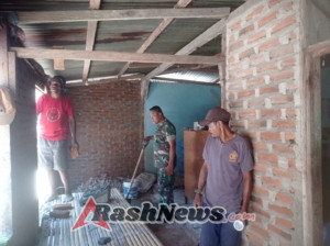 Wujud Kepedulian TNI, Babinsa Sertu Anwar Abdullah Gotong Royong Bersama Warga