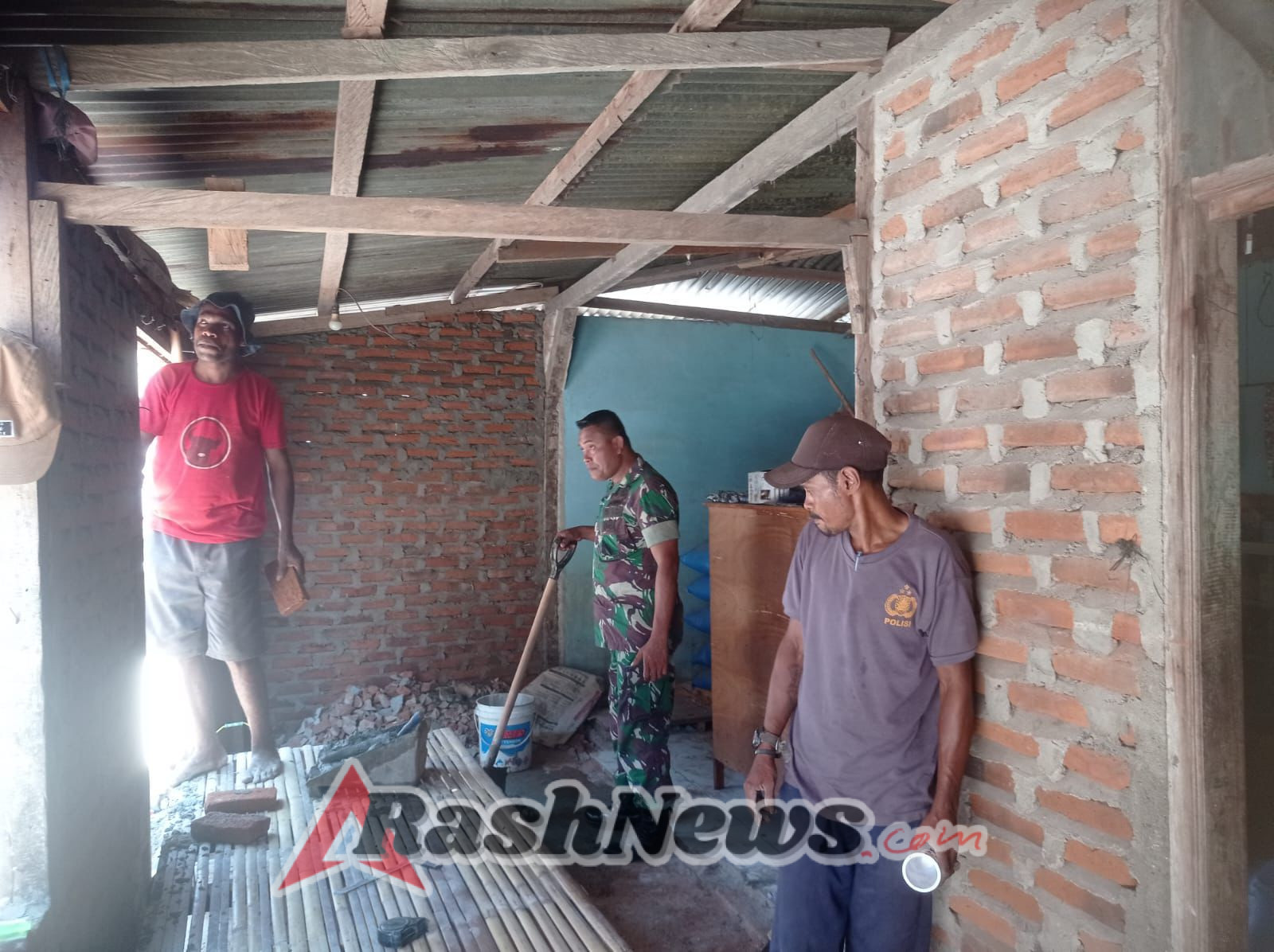 Wujud Kepedulian TNI, Babinsa Sertu Anwar Abdullah Gotong Royong Bersama Warga