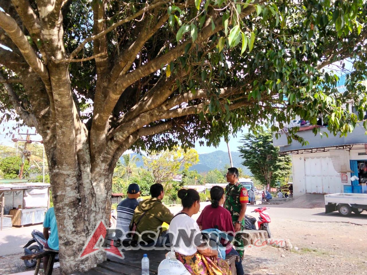 Babinsa Koramil 1618-02/Miobar Aktif Laksanakan Komsos di Desa Lemon