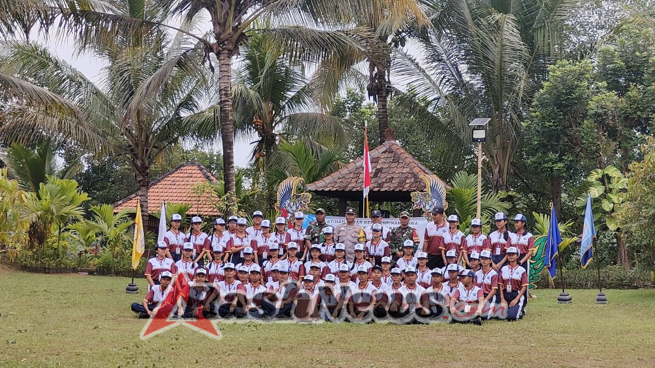 Wujud Kepedulian TNI-Polri terhadap Generasi Muda, Babinsa dan Bhabinkamtibmas Latih PBB Siswa SMPN 6 Singaraja