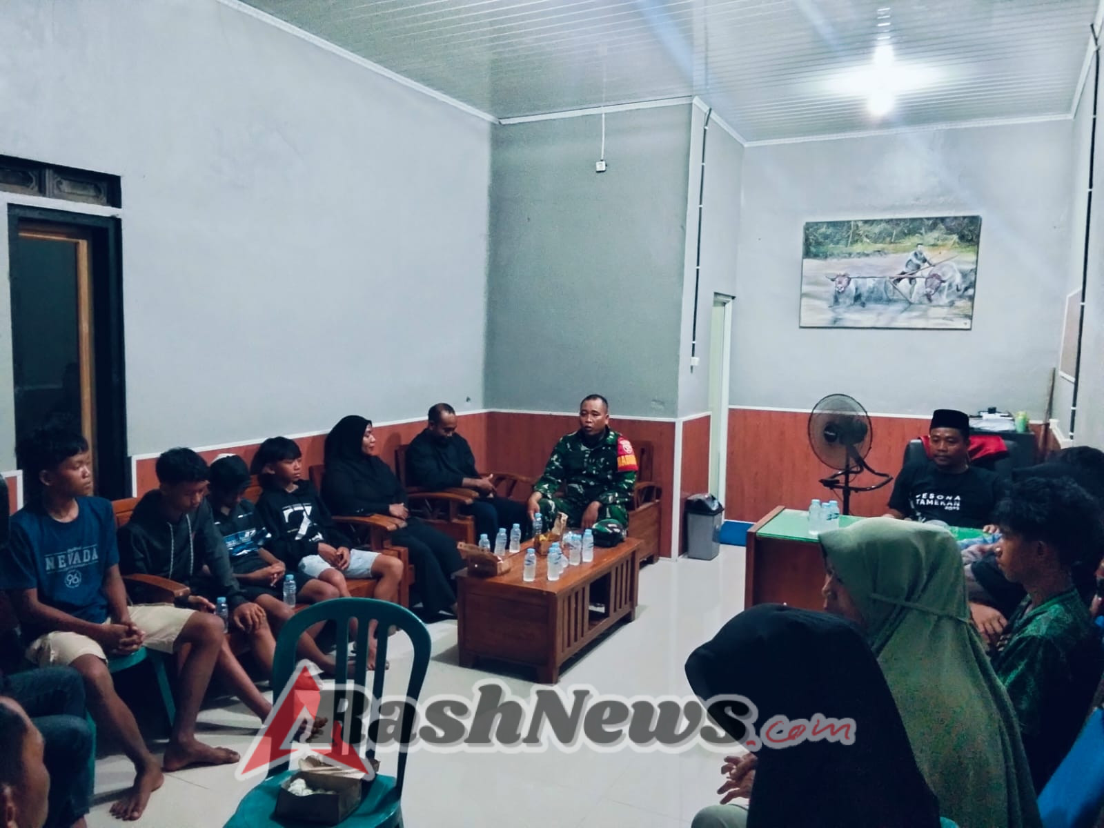Babinsa Koramil 1628-01/Taliwang Ciptakan Kondusifitas Lewat Mediasi Warga