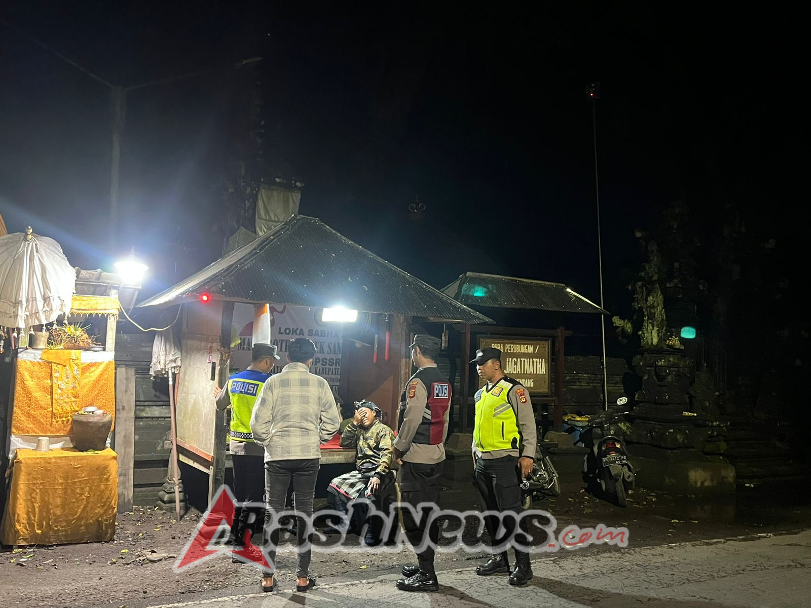 Patroli Polsek Rendang Dialogis Dengan Warga , Pantau Situasi Wilayah Malam Hari