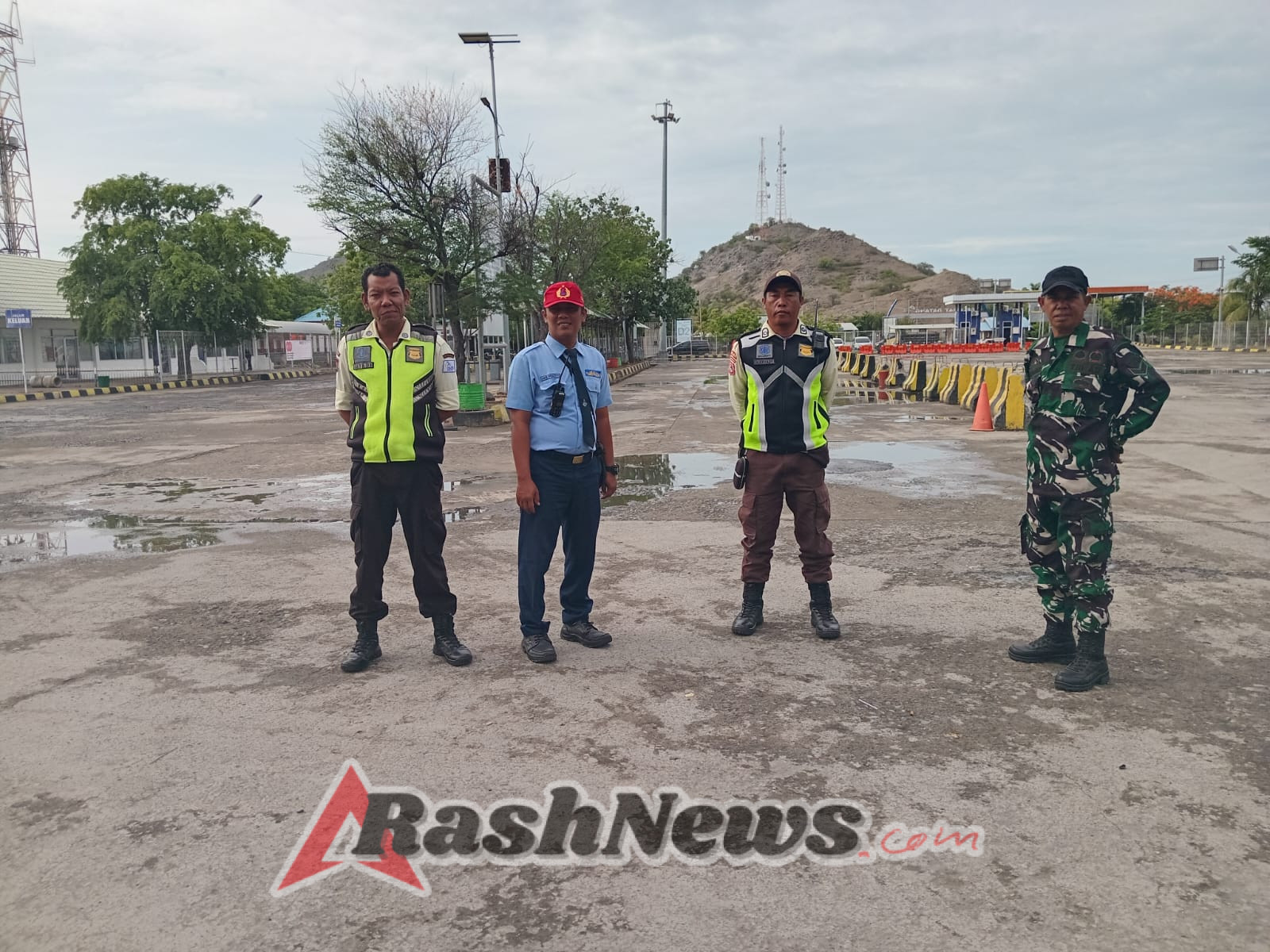 Babinsa Koramil 1628-04/Poto Tano Siaga di Pelabuhan, Ciptakan Rasa Aman bagi Penumpang dan Masyarakat