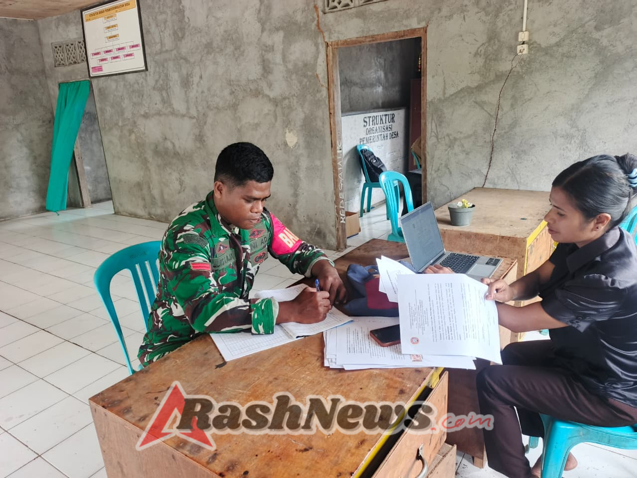 Babinsa Koramil 1602-04/Maurole Tunjukkan Dedikasi Nyata Lewat Puldatater di Desa Kebesani