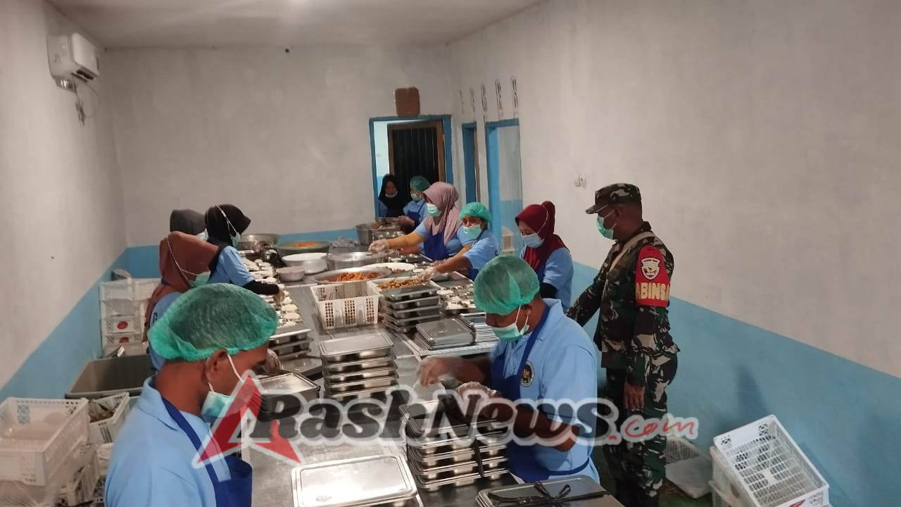 Babinsa Rote Timur Dampingi Pembagian 2.900 Porsi Makanan Bergizi untuk Pelajar di Papela