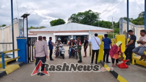 Babinsa Koramil 1627-02/PB Imbau Penumpang Jaga Keselamatan di Pelabuhan Pantai Baru