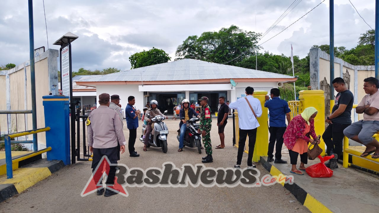 Babinsa Koramil 1627-02/PB Imbau Penumpang Jaga Keselamatan di Pelabuhan Pantai Baru