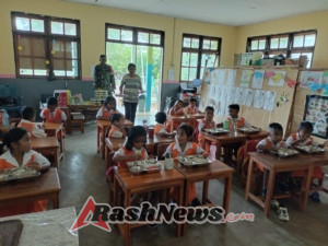 Ribuan Siswa di Pantai Baru Nikmati Program Makan Bergizi, Babinsa Turun Langsung Dampingi