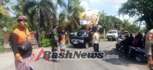 Wujud Binter di Wilayah, Babinsa Serda Supriyanto Dampingi dan Amankan Upacara Ngaben di Jembrana