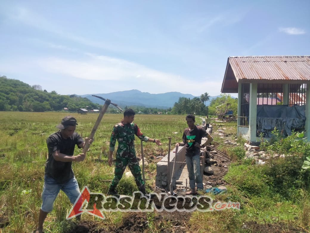 Babinsa Maurole Pantau Keamanan dan Lakukan Komsos Selama Pembangunan Saluran Irigasi