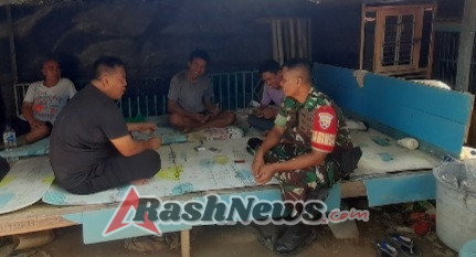 Pererat Silaturahmi, Babinsa Seteluk Tengah Gelar Komsos dan Monitoring Desa