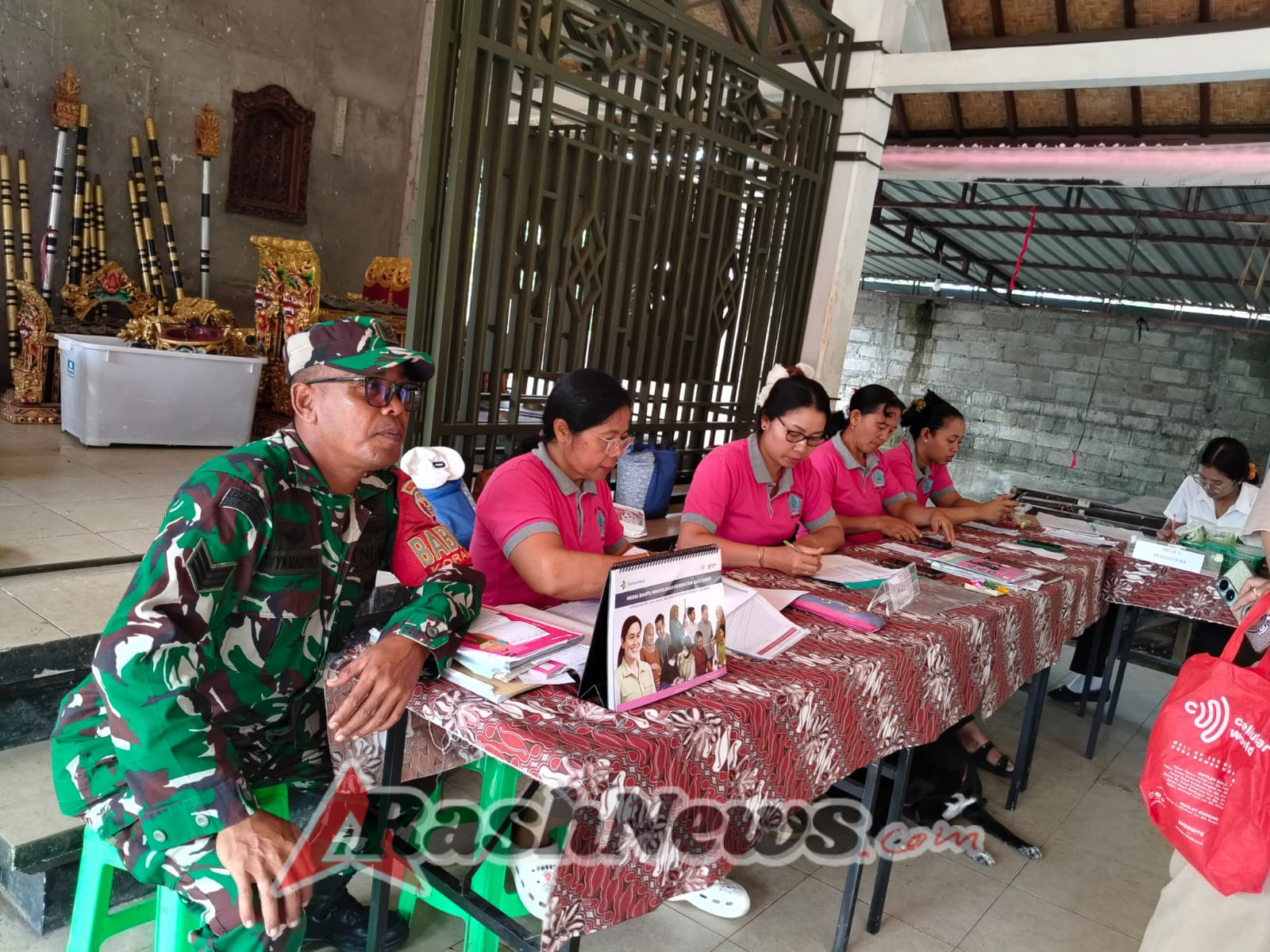 Wujud Kepedulian TNI, Babinsa Desa Sidan Turut Sukseskan Kegiatan Posyandu Siklus Hidup di Banjar Bukit Sari