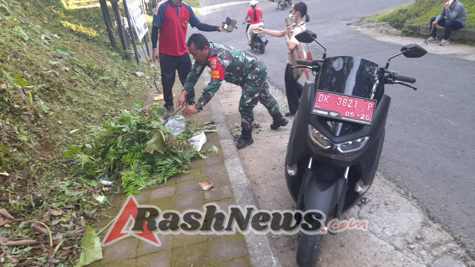Babinsa Jehem Ajak Warga Peduli Lingkungan Melalui Kegiatan Bersih Jalan di Wilayah Binaan