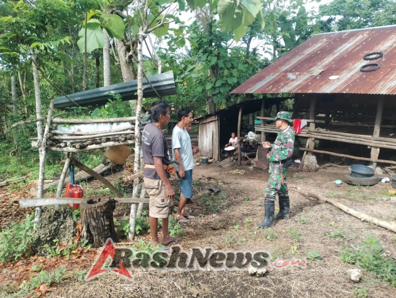 Babinsa Koramil 02/Walakaka Komsos dengan Warga Desa Patiala Bawa