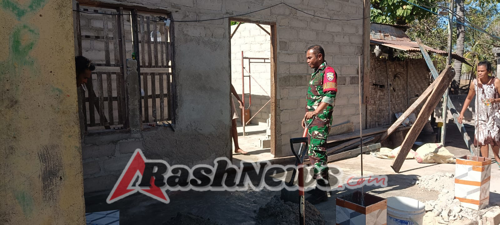 Wujud Kepedulian TNI, Serda Demsi Taek Turun Langsung Bantu Warga Perbaiki Rumah