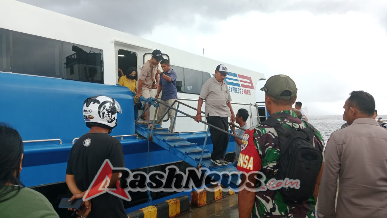 Sertu Nelson Sine Pastikan Aktivitas Kapal Express Bahari 8E Berjalan Aman dan Lancar