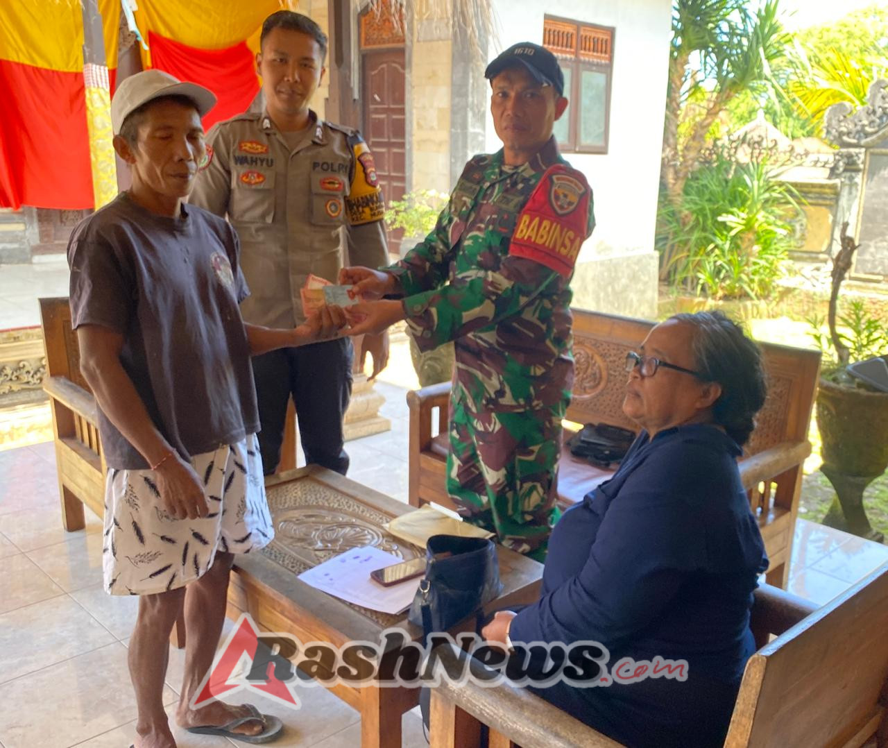 Penyaluran BLT DD Bulan Nopember, 20 Warga Desa Bunga Mekar Didampingi Babinsa