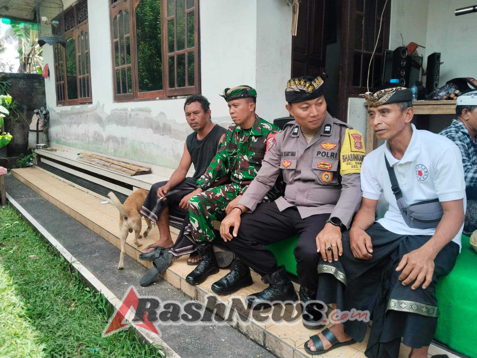 Babinsa Serka I Komang Yudiartana Dampingi Warga Dalam Pelaksanaan Upacara Adat Pitra Yadnya