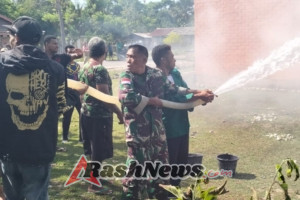 Dengan Sigap Personil Satgaster Pos Metamauk Bantu Padamkan Api Yang Membakar Rumah Warga