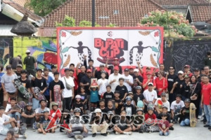 Semarak HUT Kota Singasana ke-532, Wabup Dirga Ikut Lukis Mural di Skatepark Kediri
