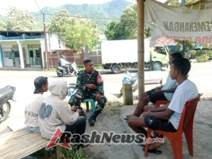 Babinsa Koramil 1602-03/Detusoko Bersama Masyarakat Pantau Situasi Wilayah Binaan